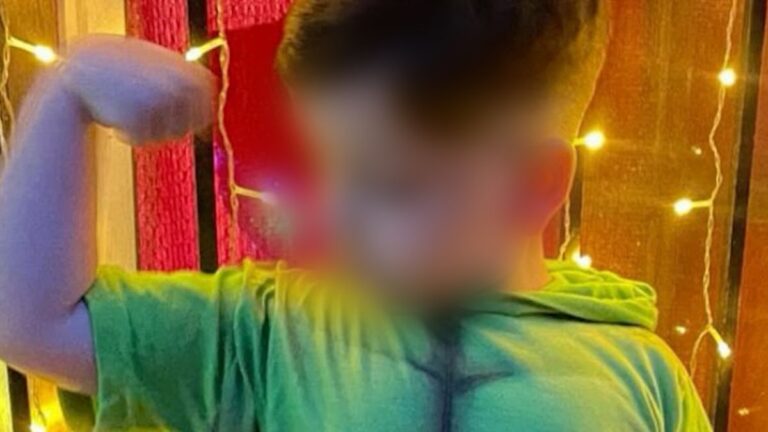 Alentador parte médico deBastian: ya no presenta fiebre y tiene respiraciones espontáneas