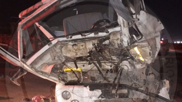 Violento choque de camiones en Puerto San Martín: bomberos rescataron a un chofer