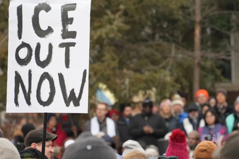 El brazo armado de ICE desangra Minneapolis: un nuevo operativo termina en ejecución