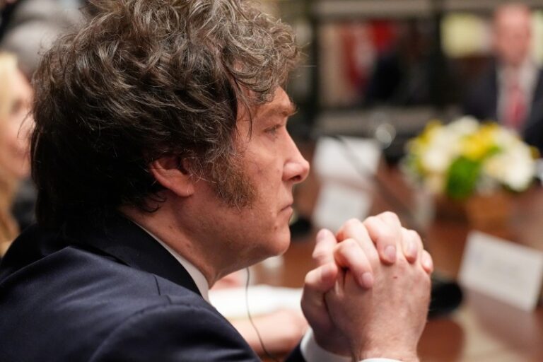 Furioso por la revelación del contrato con Libra, Milei amenaza con el cierre de Clarín