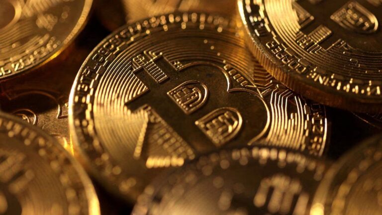 El bitcoin sigue en retroceso y llegó a su nivel más bajo en 15 meses