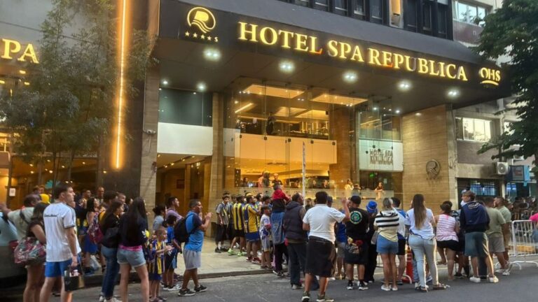 Fervor de los hinchas de Central en Mar del Plata esperando la llegada de Ángel Di María