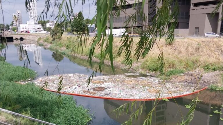 «Isla de mugre» en el arroyo Ludueña: se acumulan residuos frente al Portal Rosario