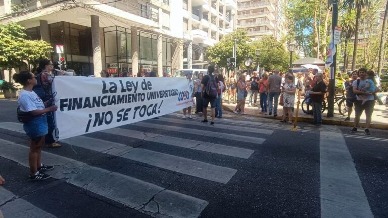 Los docentes de la UNR se movilizaron y analizan un posible paro por tiempo indeterminado