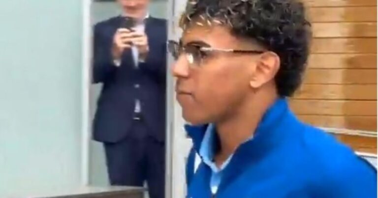 El look intelectual de Lamine Yamal para tratar de dar vuelta un 0-4 en Copa del Rey
