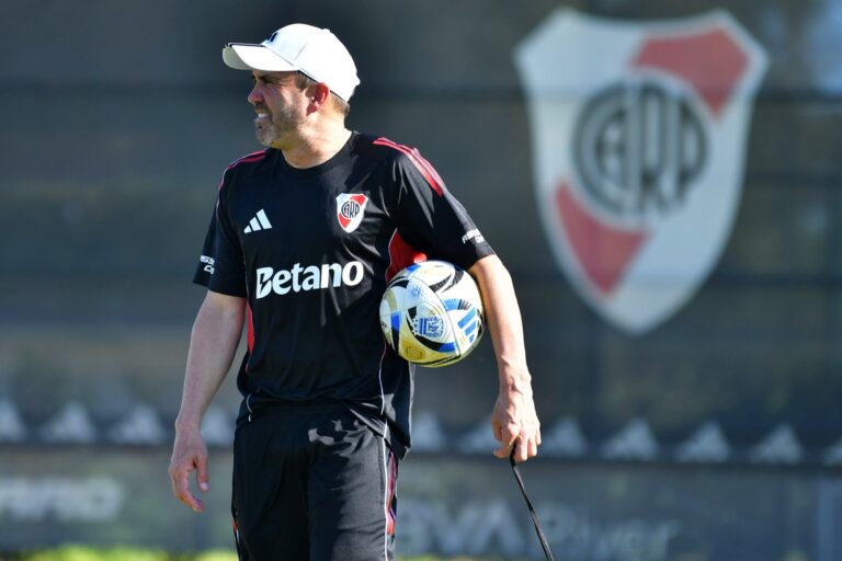 Cómo fue el frenético primer día de Eduardo Coudet como DT de River: arribo al país, presentación y entrenamiento