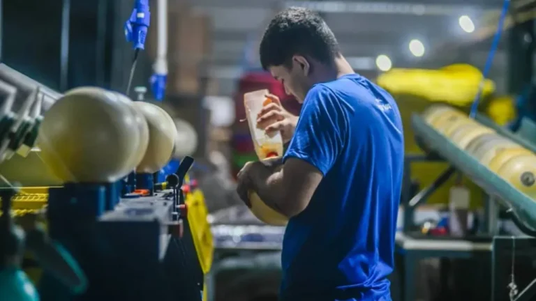 Crisis sin fin en la industria: informe revela que se pierden 160 empleos por día en el sector