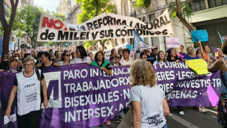 Un 8M multitudinario con la crítica a la reforma laboral como reclamo principal