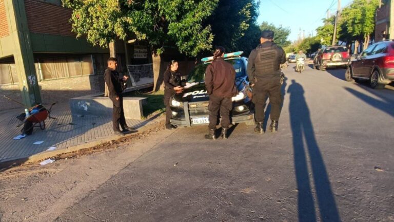 La saga de banderas con amenazas frente a escuelas se extiende por barrio Ludueña