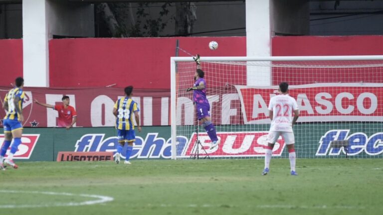 En Central, Fatu Broun continúa haciendo historia bajo los tres palos