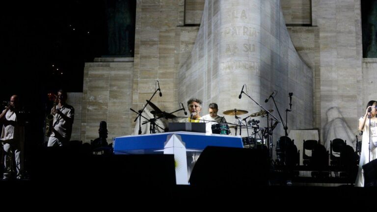Rosario vive una fiesta multitudinaria en el Monumento con el show de Fito Páez
