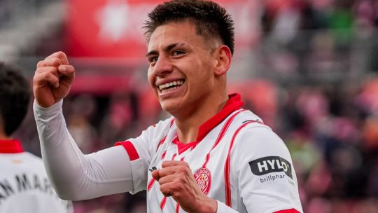 El «Diablito» suelto en España: Echeverri convirtió su primer gol y asistió de chilena